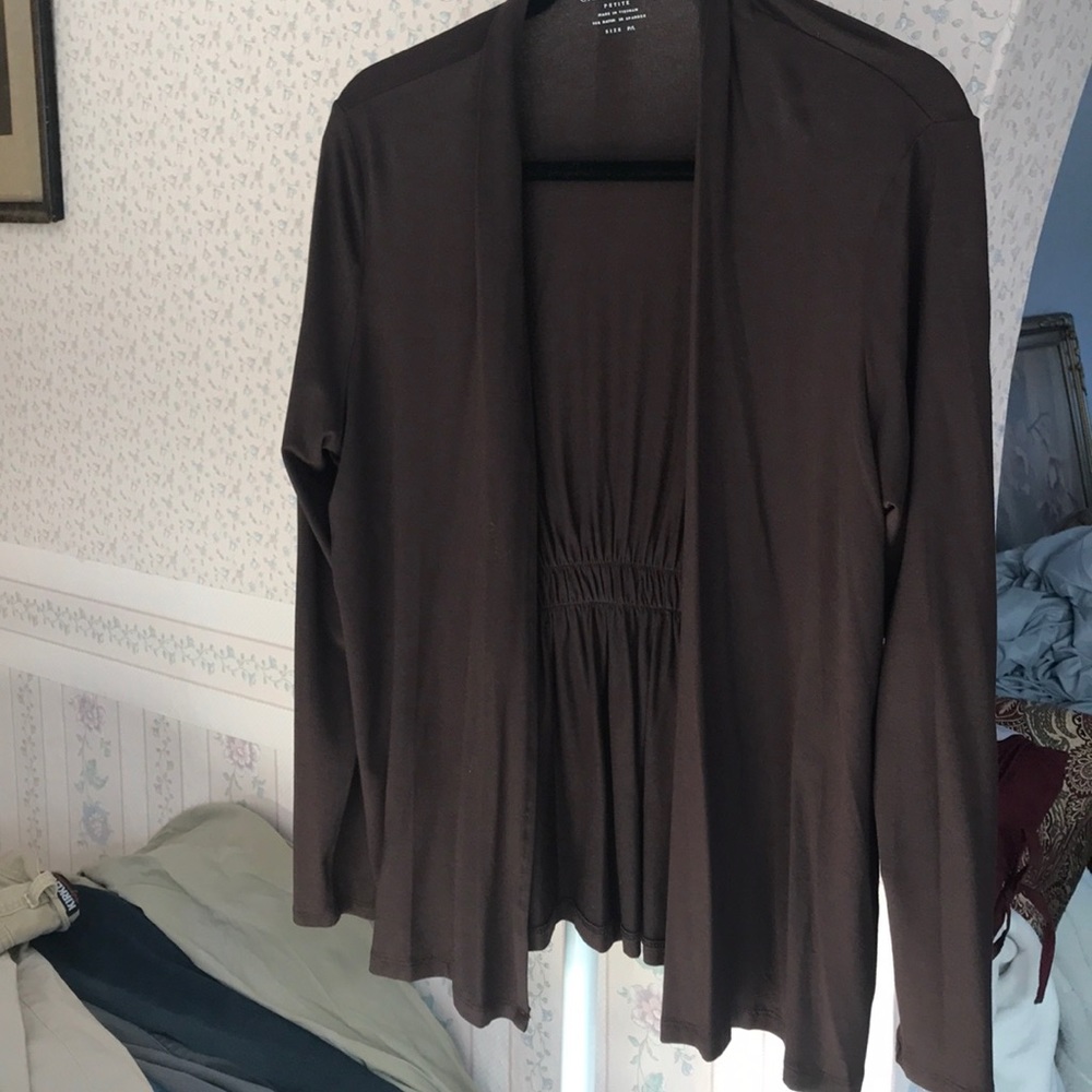 Lightweight buttonless jacket